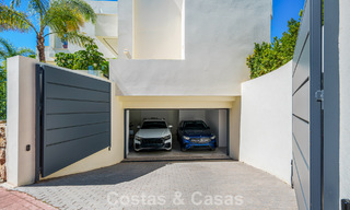 Lista para entrar a vivir, villa en venta a poca distancia de una casa club de golf en la Nueva Milla de Oro, Marbella - Estepona 806007 