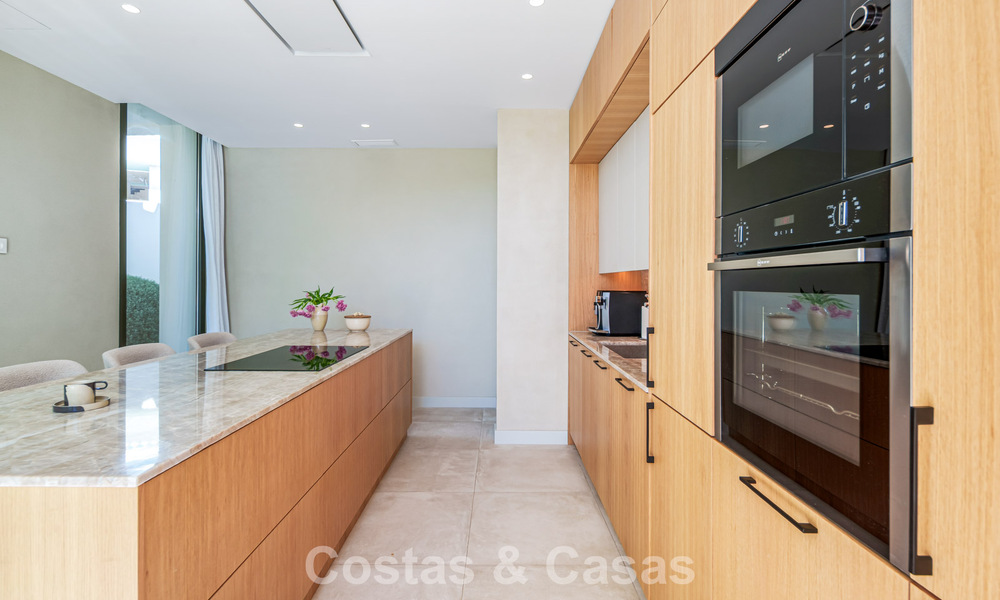 Lista para entrar a vivir, villa en venta a poca distancia de una casa club de golf en la Nueva Milla de Oro, Marbella - Estepona 806008