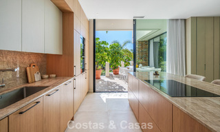 Lista para entrar a vivir, villa en venta a poca distancia de una casa club de golf en la Nueva Milla de Oro, Marbella - Estepona 806010 