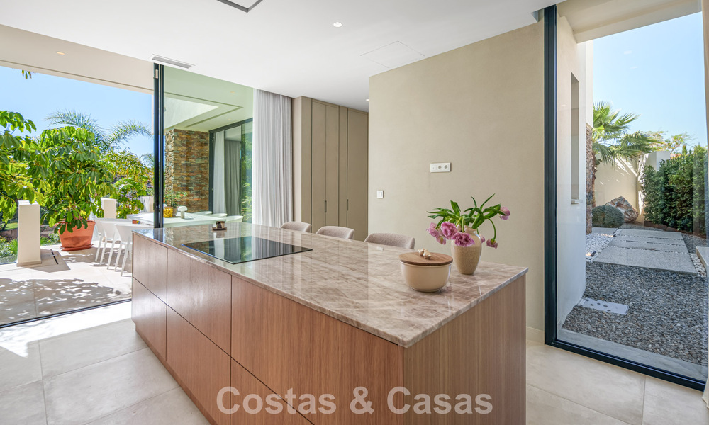 Lista para entrar a vivir, villa en venta a poca distancia de una casa club de golf en la Nueva Milla de Oro, Marbella - Estepona 806011