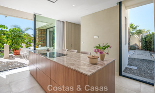 Lista para entrar a vivir, villa en venta a poca distancia de una casa club de golf en la Nueva Milla de Oro, Marbella - Estepona 806011 