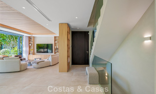 Lista para entrar a vivir, villa en venta a poca distancia de una casa club de golf en la Nueva Milla de Oro, Marbella - Estepona 806013 