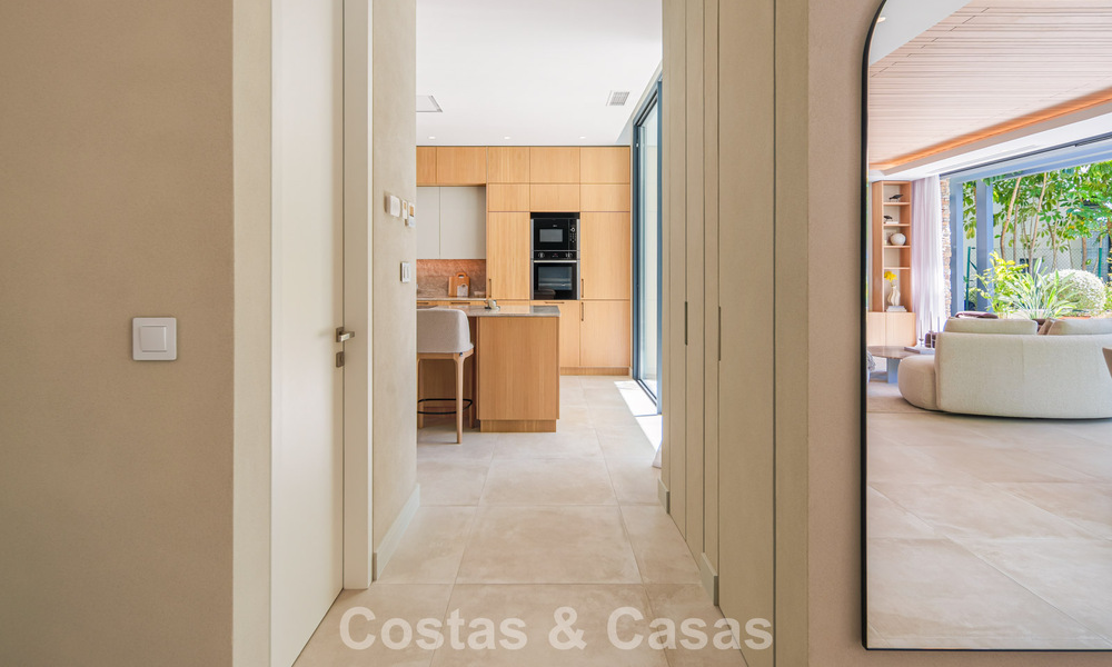 Lista para entrar a vivir, villa en venta a poca distancia de una casa club de golf en la Nueva Milla de Oro, Marbella - Estepona 806019