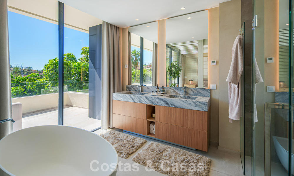 Lista para entrar a vivir, villa en venta a poca distancia de una casa club de golf en la Nueva Milla de Oro, Marbella - Estepona 806023