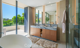 Lista para entrar a vivir, villa en venta a poca distancia de una casa club de golf en la Nueva Milla de Oro, Marbella - Estepona 806023 