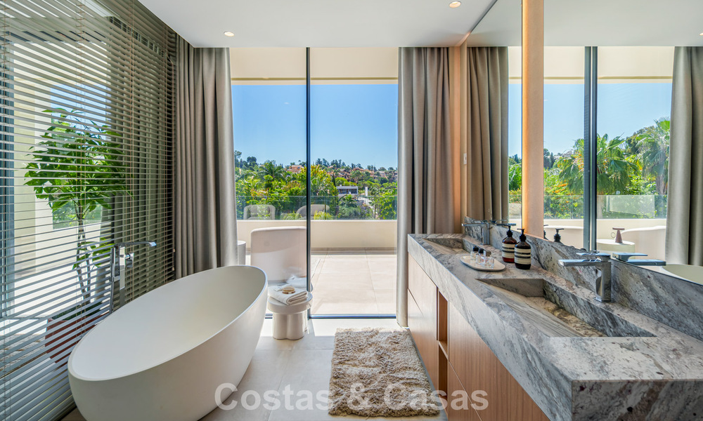 Lista para entrar a vivir, villa en venta a poca distancia de una casa club de golf en la Nueva Milla de Oro, Marbella - Estepona 806024