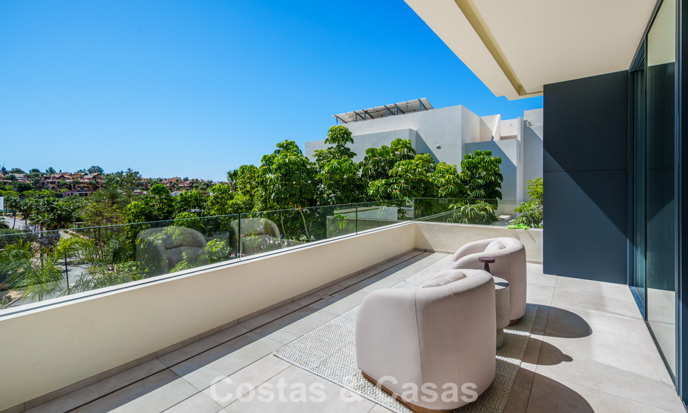Lista para entrar a vivir, villa en venta a poca distancia de una casa club de golf en la Nueva Milla de Oro, Marbella - Estepona 806025