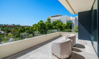 Lista para entrar a vivir, villa en venta a poca distancia de una casa club de golf en la Nueva Milla de Oro, Marbella - Estepona 806025 