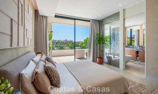 Lista para entrar a vivir, villa en venta a poca distancia de una casa club de golf en la Nueva Milla de Oro, Marbella - Estepona 806026 