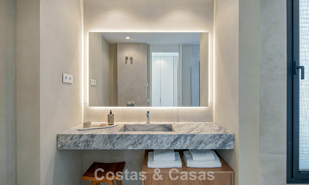 Lista para entrar a vivir, villa en venta a poca distancia de una casa club de golf en la Nueva Milla de Oro, Marbella - Estepona 806027