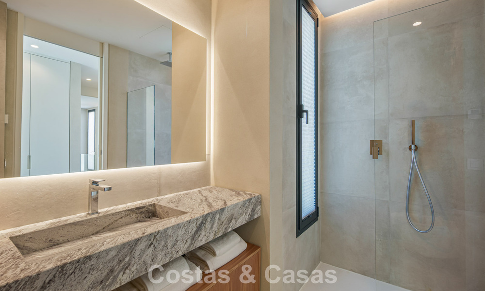 Lista para entrar a vivir, villa en venta a poca distancia de una casa club de golf en la Nueva Milla de Oro, Marbella - Estepona 806028