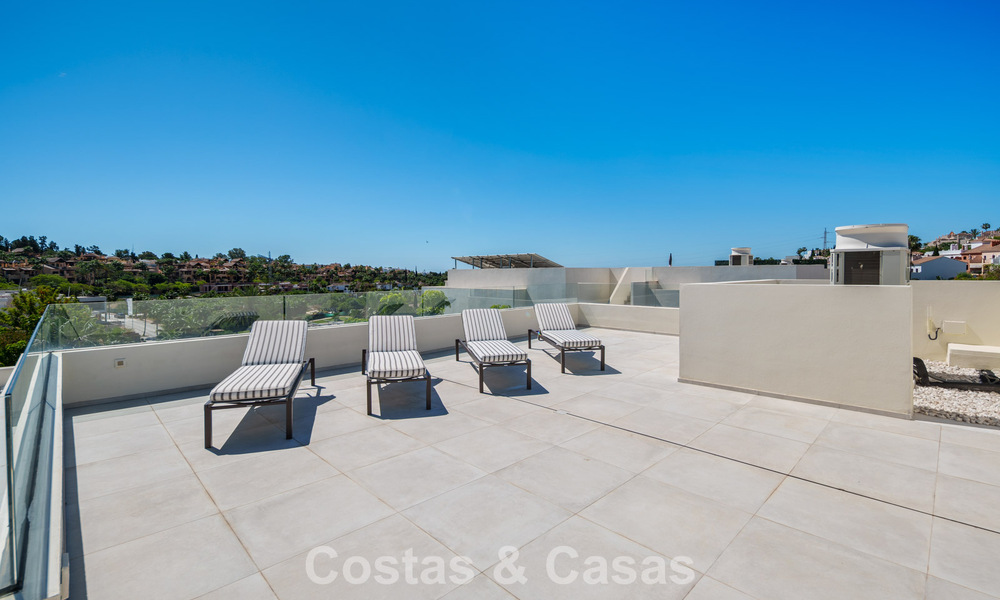 Lista para entrar a vivir, villa en venta a poca distancia de una casa club de golf en la Nueva Milla de Oro, Marbella - Estepona 806030