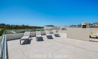 Lista para entrar a vivir, villa en venta a poca distancia de una casa club de golf en la Nueva Milla de Oro, Marbella - Estepona 806030 