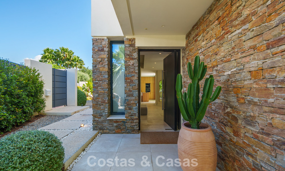 Lista para entrar a vivir, villa en venta a poca distancia de una casa club de golf en la Nueva Milla de Oro, Marbella - Estepona 806031