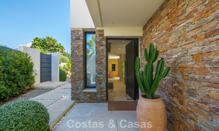 Lista para entrar a vivir, villa en venta a poca distancia de una casa club de golf en la Nueva Milla de Oro, Marbella - Estepona 806031 