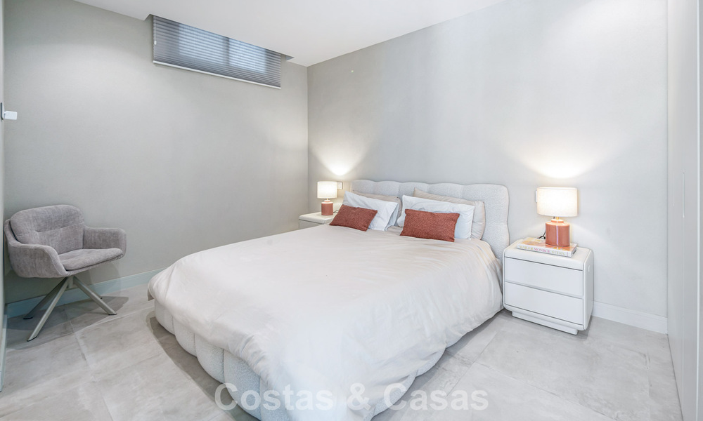 Lista para entrar a vivir, villa en venta a poca distancia de una casa club de golf en la Nueva Milla de Oro, Marbella - Estepona 806034