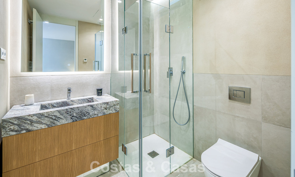 Lista para entrar a vivir, villa en venta a poca distancia de una casa club de golf en la Nueva Milla de Oro, Marbella - Estepona 806035