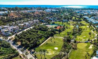 Lista para entrar a vivir, villa en venta a poca distancia de una casa club de golf en la Nueva Milla de Oro, Marbella - Estepona 806039 