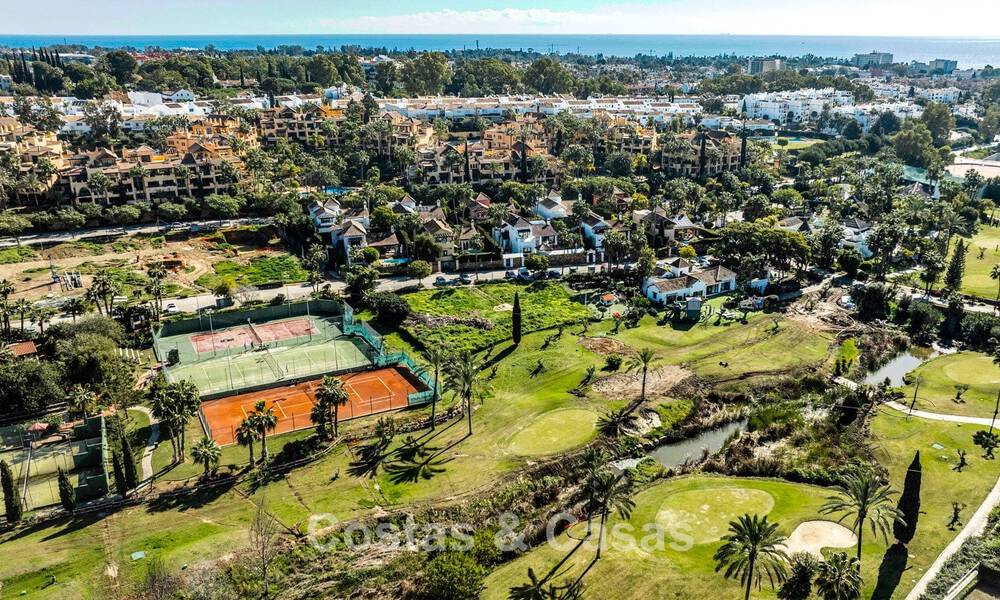 Lista para entrar a vivir, villa en venta a poca distancia de una casa club de golf en la Nueva Milla de Oro, Marbella - Estepona 806041