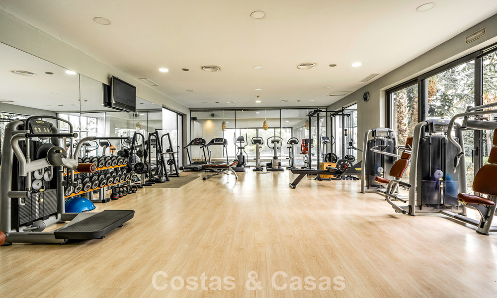Lista para entrar a vivir, villa en venta a poca distancia de una casa club de golf en la Nueva Milla de Oro, Marbella - Estepona 806043