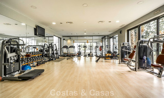 Lista para entrar a vivir, villa en venta a poca distancia de una casa club de golf en la Nueva Milla de Oro, Marbella - Estepona 806043 