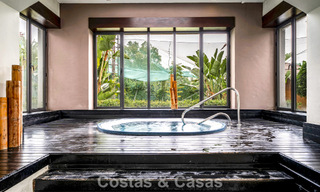 Lista para entrar a vivir, villa en venta a poca distancia de una casa club de golf en la Nueva Milla de Oro, Marbella - Estepona 806044 