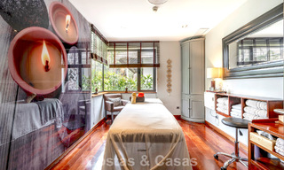 Lista para entrar a vivir, villa en venta a poca distancia de una casa club de golf en la Nueva Milla de Oro, Marbella - Estepona 806049 