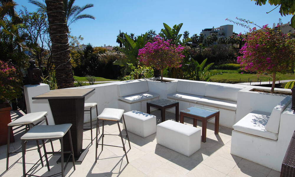 Lista para entrar a vivir, villa en venta a poca distancia de una casa club de golf en la Nueva Milla de Oro, Marbella - Estepona 806050