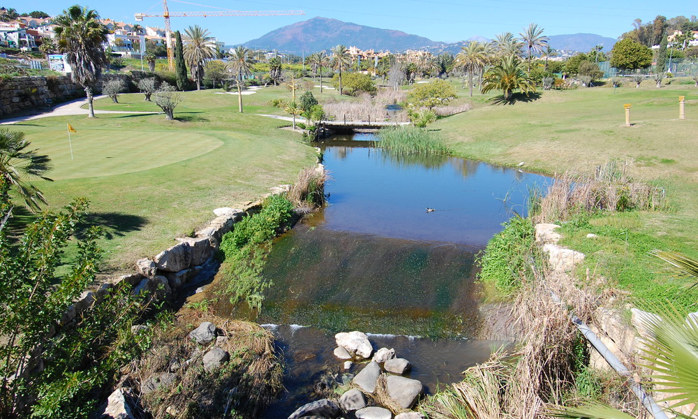 Lista para entrar a vivir, villa en venta a poca distancia de una casa club de golf en la Nueva Milla de Oro, Marbella - Estepona 806051