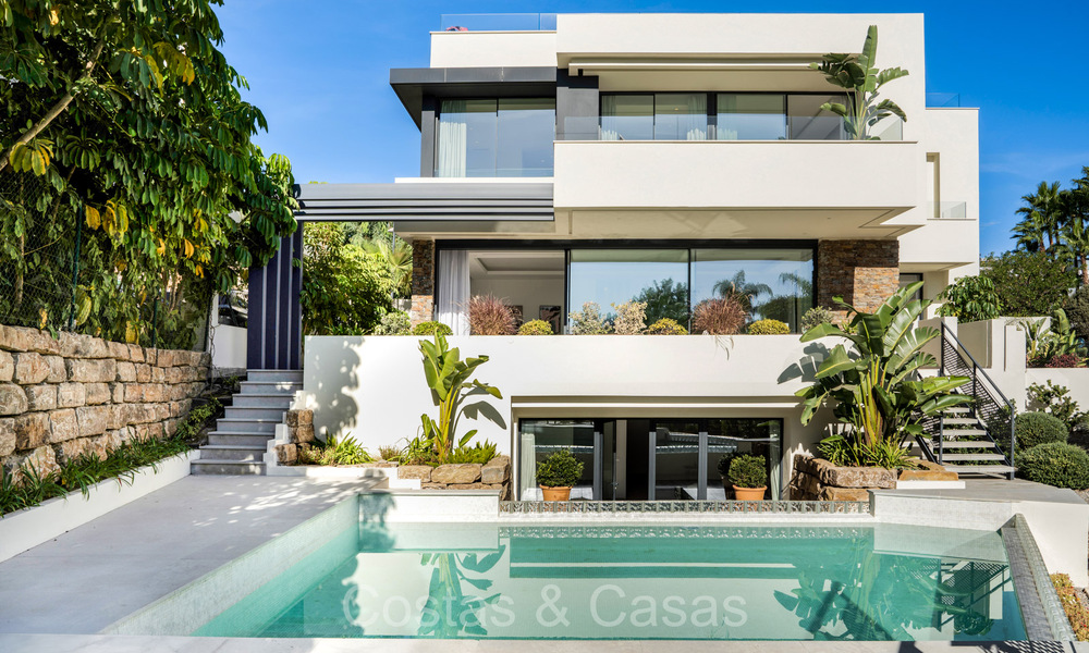 Lista para entrar a vivir, villa en venta a poca distancia de una casa club de golf en la Nueva Milla de Oro, Marbella - Estepona 806052