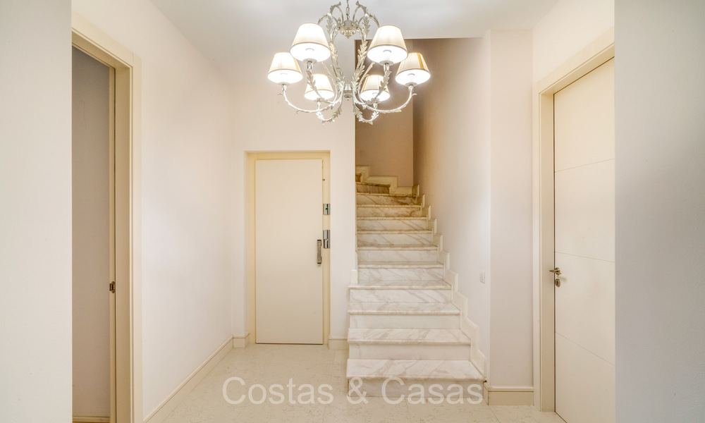 Excelente villa mediterránea en venta en un exclusivo complejo en la Milla de Oro de Marbella 74146