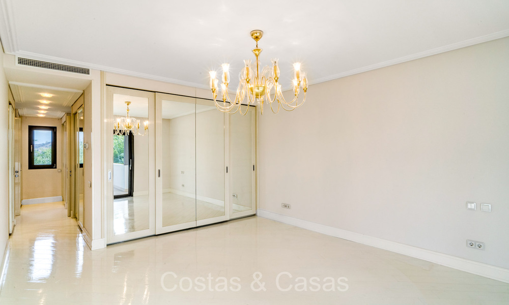 Excelente villa mediterránea en venta en un exclusivo complejo en la Milla de Oro de Marbella 74162