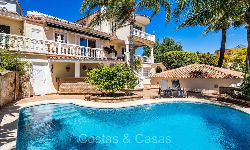 Villa española en venta a poca distancia de todo en Nueva Andalucía, Marbella 74371