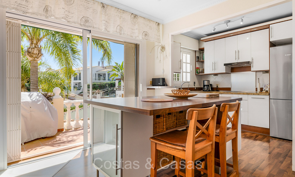 Villa española en venta a poca distancia de todo en Nueva Andalucía, Marbella 74379