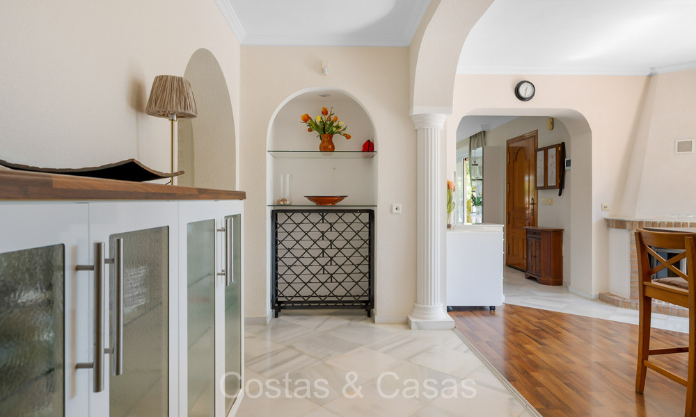 Villa española en venta a poca distancia de todo en Nueva Andalucía, Marbella 74389