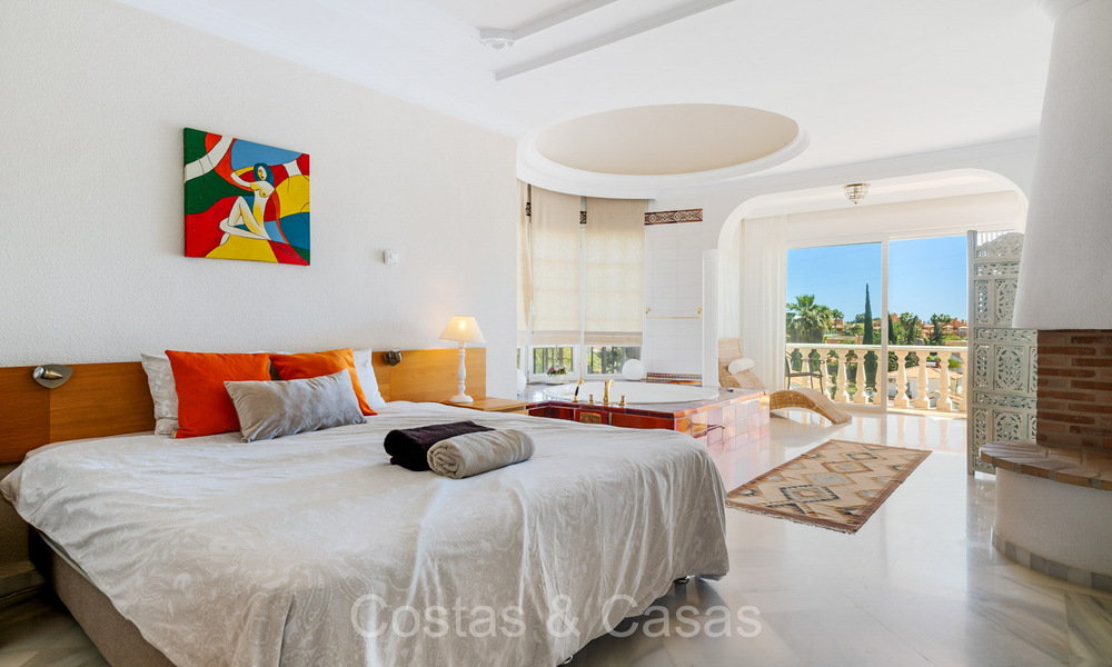 Villa española en venta a poca distancia de todo en Nueva Andalucía, Marbella 74399