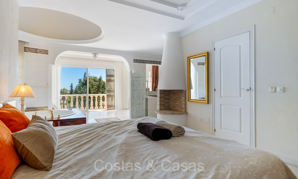 Villa española en venta a poca distancia de todo en Nueva Andalucía, Marbella 74400