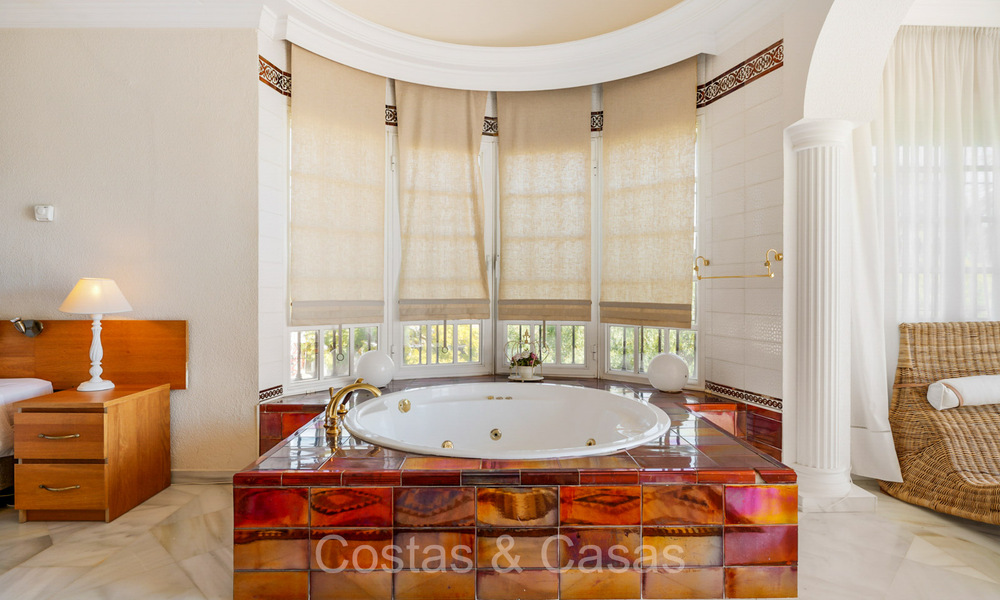 Villa española en venta a poca distancia de todo en Nueva Andalucía, Marbella 74401
