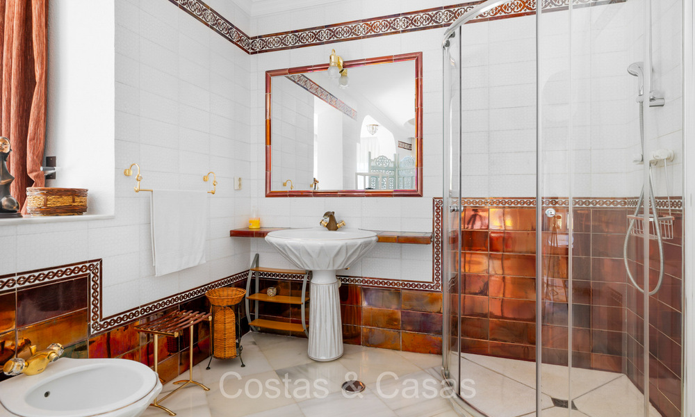 Villa española en venta a poca distancia de todo en Nueva Andalucía, Marbella 74403
