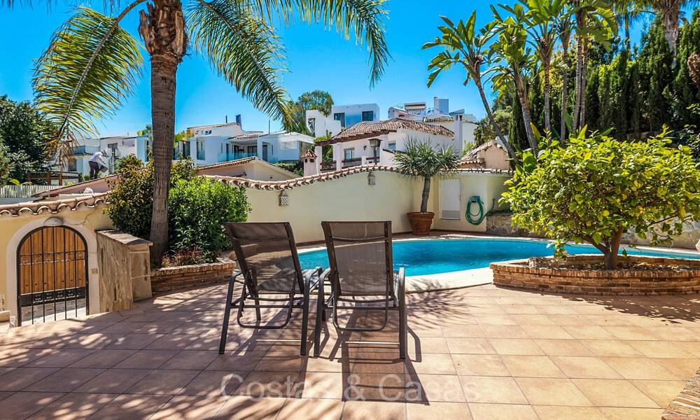 Villa española en venta a poca distancia de todo en Nueva Andalucía, Marbella 74420