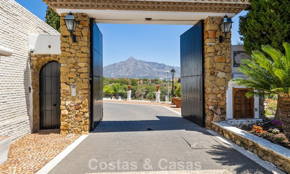 Amplia casa en venta, con amplias zonas exteriores en un complejo cerrado en Nueva Andalucía, Marbella 74665