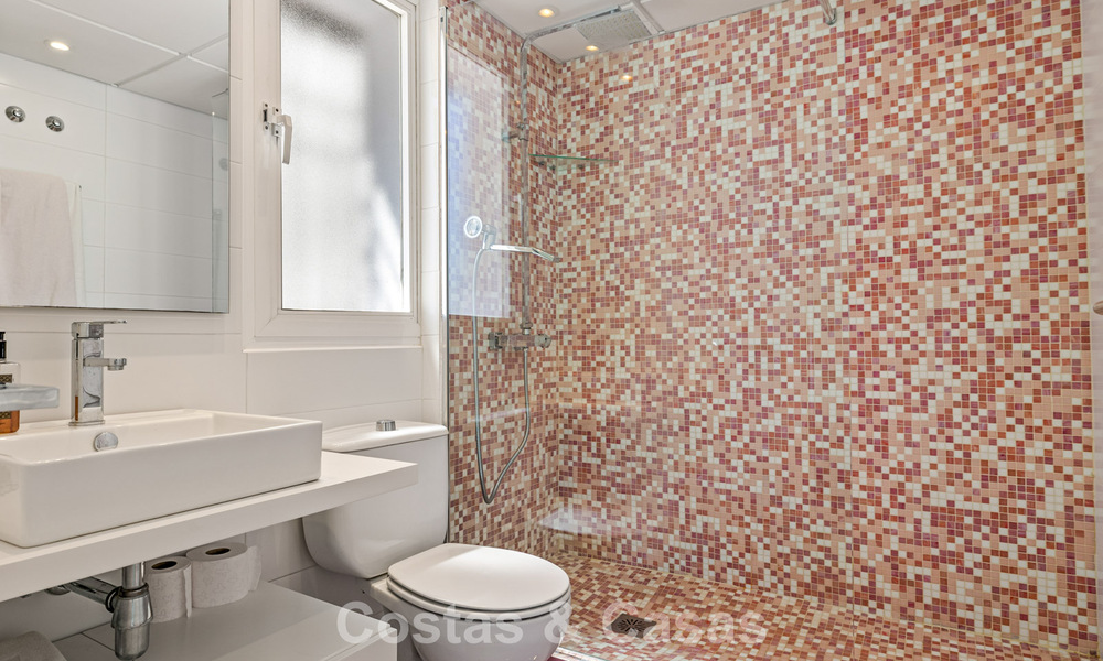 Amplia casa en venta, con amplias zonas exteriores en un complejo cerrado en Nueva Andalucía, Marbella 74670