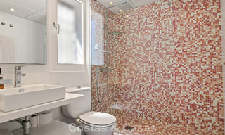 Amplia casa en venta, con amplias zonas exteriores en un complejo cerrado en Nueva Andalucía, Marbella 74670 