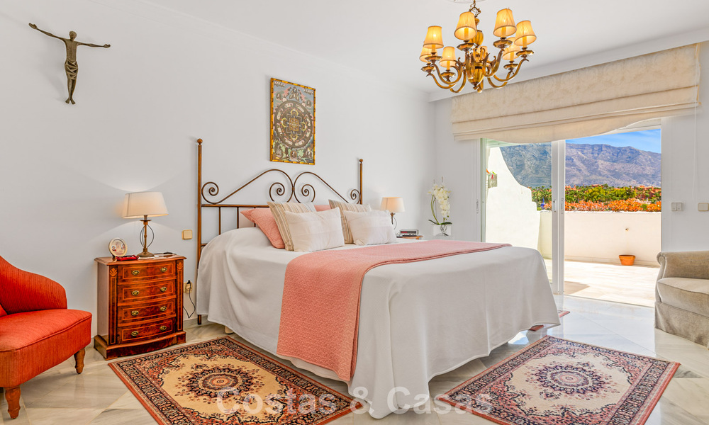Amplia casa en venta, con amplias zonas exteriores en un complejo cerrado en Nueva Andalucía, Marbella 74671
