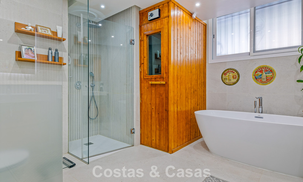 Amplia casa en venta, con amplias zonas exteriores en un complejo cerrado en Nueva Andalucía, Marbella 74674