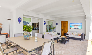 Amplia casa en venta, con amplias zonas exteriores en un complejo cerrado en Nueva Andalucía, Marbella 74675 
