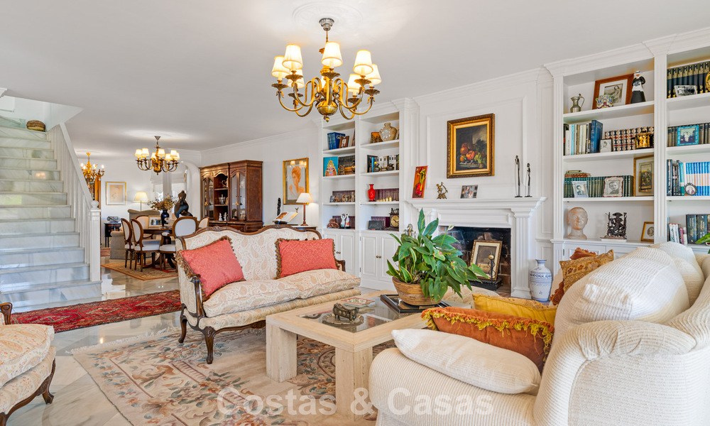 Amplia casa en venta, con amplias zonas exteriores en un complejo cerrado en Nueva Andalucía, Marbella 74680