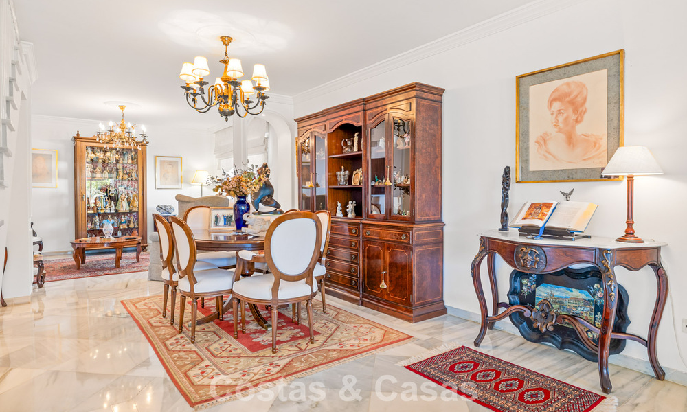 Amplia casa en venta, con amplias zonas exteriores en un complejo cerrado en Nueva Andalucía, Marbella 74681