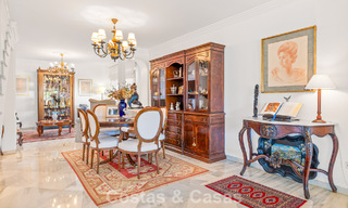 Amplia casa en venta, con amplias zonas exteriores en un complejo cerrado en Nueva Andalucía, Marbella 74681 