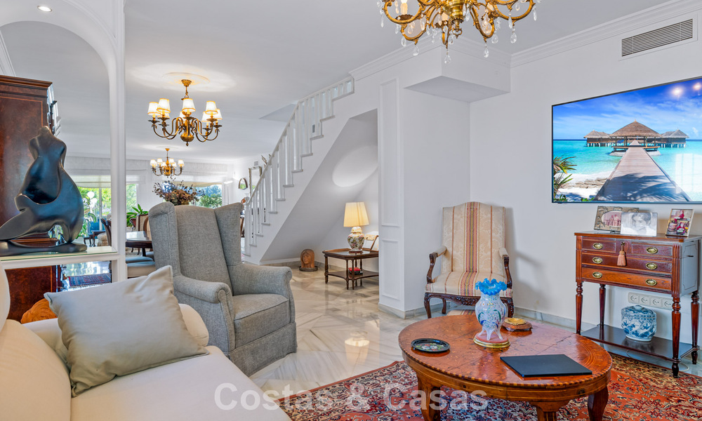 Amplia casa en venta, con amplias zonas exteriores en un complejo cerrado en Nueva Andalucía, Marbella 74685